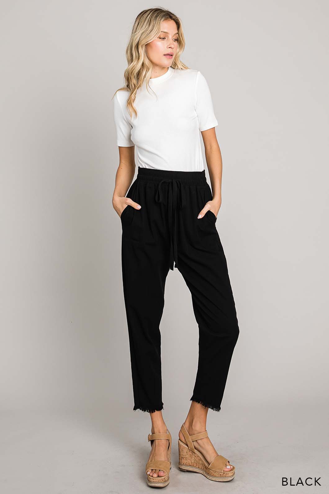 Fray Hem Detailed Cropped Pants - Black