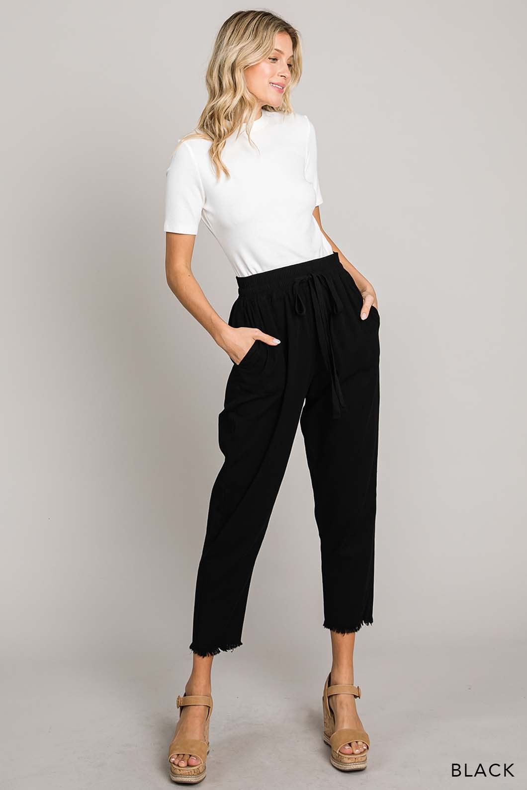 Fray Hem Detailed Cropped Pants - Black