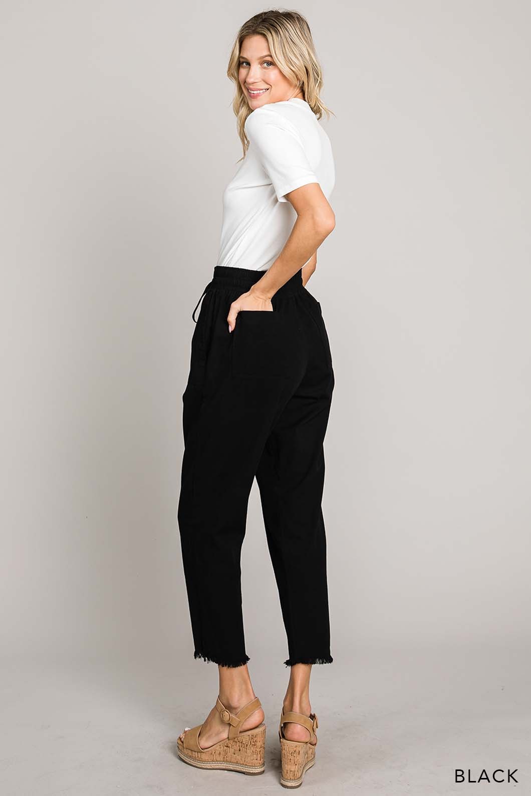 Fray Hem Detailed Cropped Pants - Black