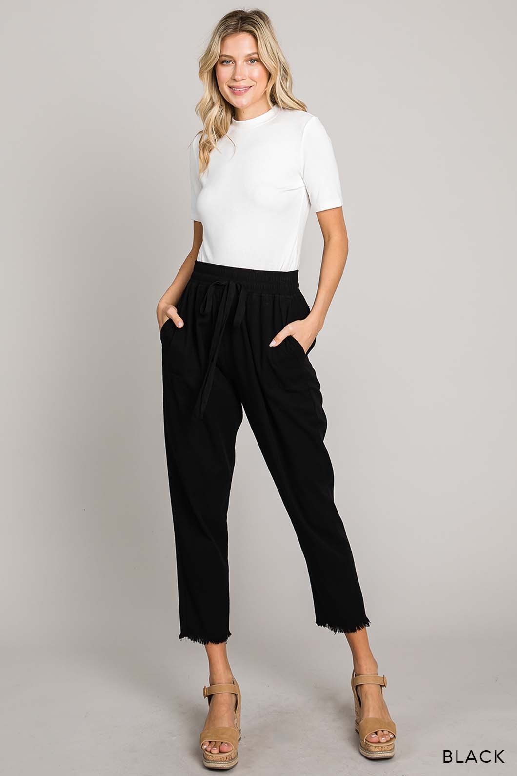 Fray Hem Detailed Cropped Pants - Black